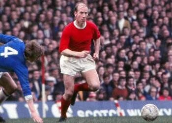 Bobby Charlton (Manchester United), dribla defensor do Leicester City (1969)