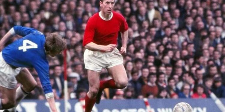 Bobby Charlton (Manchester United), dribla defensor do Leicester City (1969)