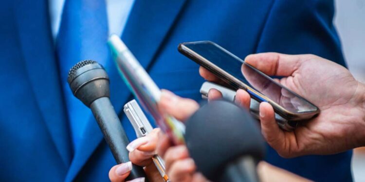 Para Sabino, jornalistas tem agido com dois pesos e duas medidas