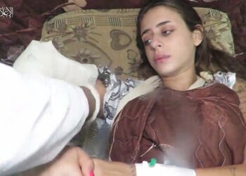 Mia Shem aparece recebendo cuidados médicos no vídeo