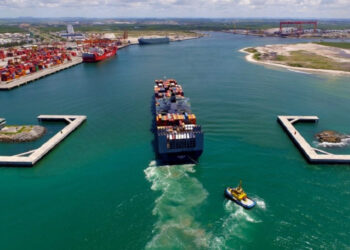 Suape é o porto mais importante do Nordeste brasileiro.