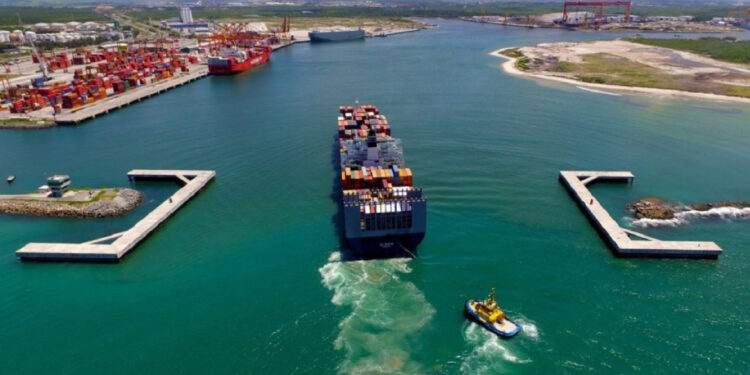 Suape é o porto mais importante do Nordeste brasileiro.