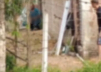 Homem é flagrado se masturbando olhando crianças e mulheres em clube com piscina.