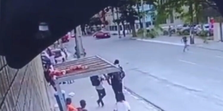 Mulher de 57 anos morre em acidente de trânsito no Centro do Recife.