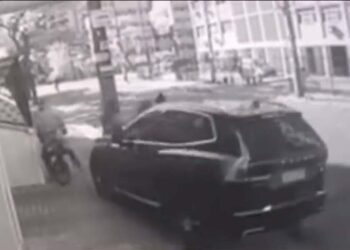 Momento do atropelamento foi registrado por câmera de segurança