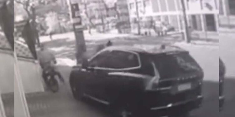 Momento do atropelamento foi registrado por câmera de segurança