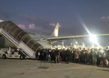 Fila de passageiros para embarque em avião para resgate de brasileiros em Israel.