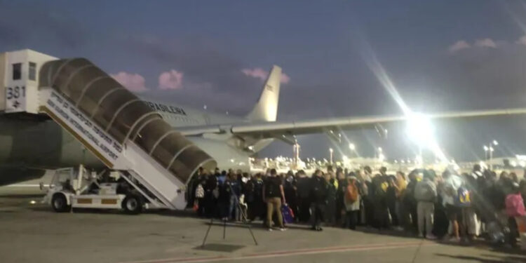 Fila de passageiros para embarque em avião para resgate de brasileiros em Israel.