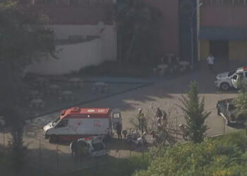 Ambulância e viaturas da PM em escola estadual Sapopemba, Zona Leste de SP