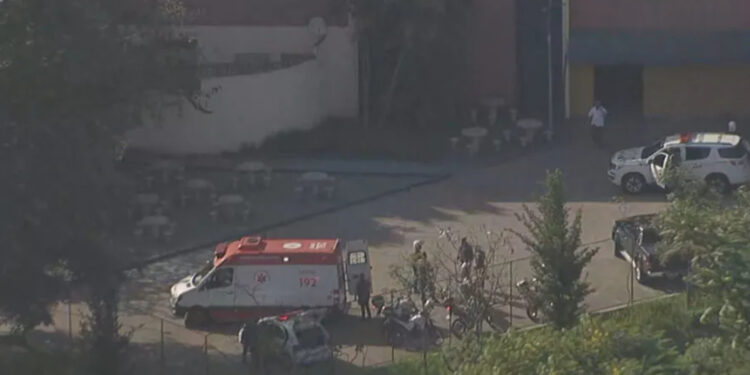 Ambulância e viaturas da PM em escola estadual Sapopemba, Zona Leste de SP