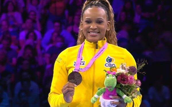 Rebeca Andrade é a primeira brasileira a conquistar três medalhas em uma única edição do Mundial. Foto/Reprodução