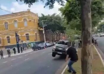 Carro da PM faz manobra perigosa e atropela casal que comemorava aniversário em SP