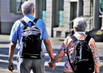 Brasil registra aumento no número de idosos e mudança na estrutura demográfica, aponta Censo Demográfico 2022.