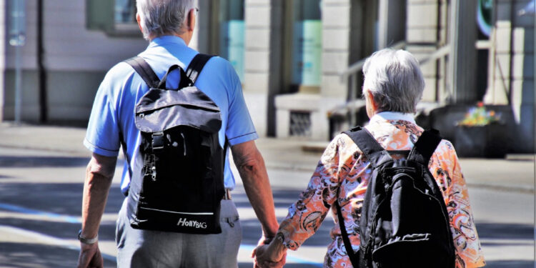 Brasil registra aumento no número de idosos e mudança na estrutura demográfica, aponta Censo Demográfico 2022.