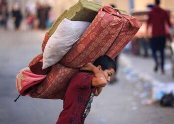 Crianças sobrevivem a ataques em Gaza, mas ficam órfãs