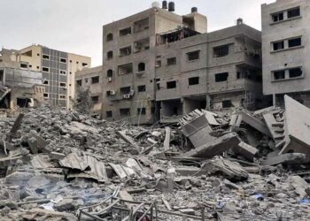 Escombros após ataque aéreo israelense à Mesquita Sousi, na Faixa de Gaza