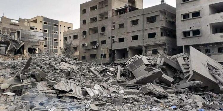 Escombros após ataque aéreo israelense à Mesquita Sousi, na Faixa de Gaza