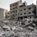 Escombros após ataque aéreo israelense à Mesquita Sousi, na Faixa de Gaza
