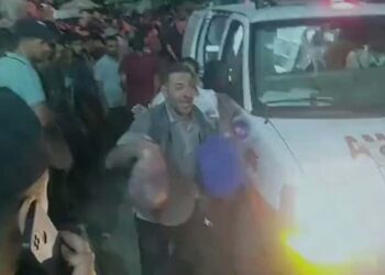 Homem carrega pedaços de filho em sacolas após hospital ser bombardeado em Gaza