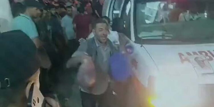 Homem carrega pedaços de filho em sacolas após hospital ser bombardeado em Gaza