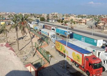 Caminhões com ajuda humanitária aguardam reabertura da passagem de Rafah para entrar em Gaza