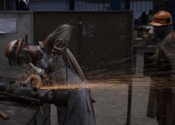 Trabalhadores em oficina do Estaleiro Atlântico Sul, em Ipojuca (PE)