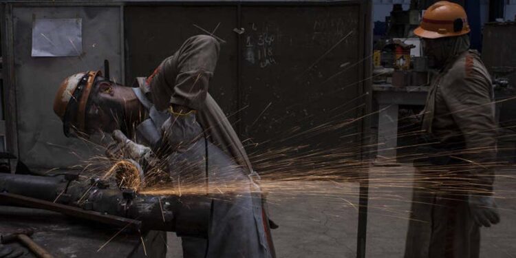 Trabalhadores em oficina do Estaleiro Atlântico Sul, em Ipojuca (PE)