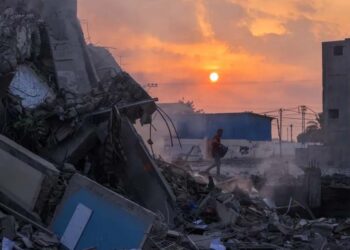 Prédio destruído é visto na Faixa de Gaza após retaliação de Israel