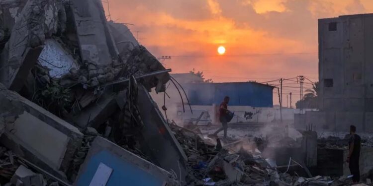 Prédio destruído é visto na Faixa de Gaza após retaliação de Israel