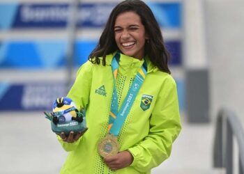 A brasileira Rayssa Leal sorri após conquistar a medalha de ouro na final do skate street feminino dos Jogos Pan-Americanos de Santiago