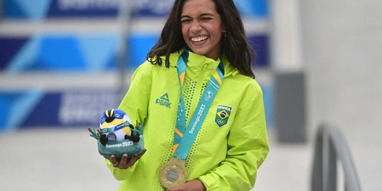 A brasileira Rayssa Leal sorri após conquistar a medalha de ouro na final do skate street feminino dos Jogos Pan-Americanos de Santiago