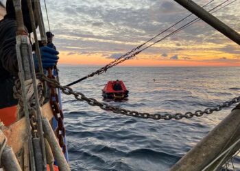 Barco de pesca encontra um dos homens desaparecidos no mar há quase duas semanas