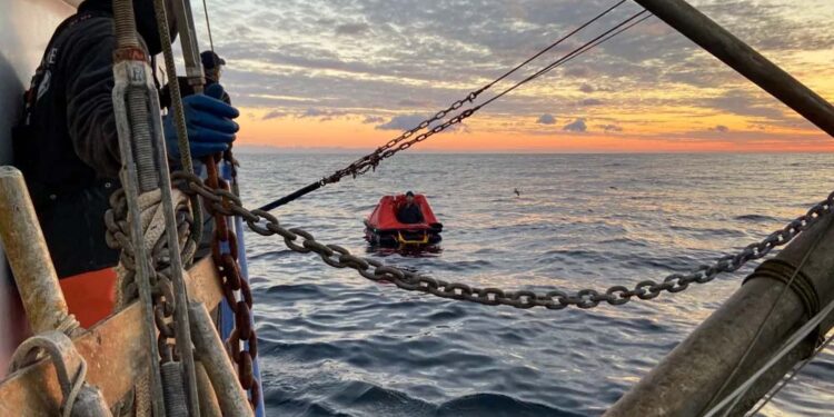 Barco de pesca encontra um dos homens desaparecidos no mar há quase duas semanas