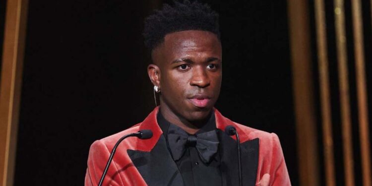 Premiado, Vinicius Jr. cita Pelé e discursa contra racismo