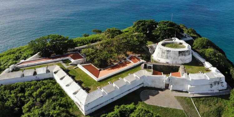 Casamento de bilionário brasileiro fechou ponto turístico em Fernando de Noronha