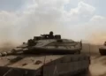 Tanques do Exército de Israel em formação na fronteira com a Faixa de Gaza. Foto: Menahem Kahana/AFP