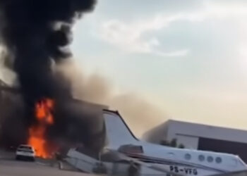 Avião bateu no chão antes de explodir e deixar 2 mortos.