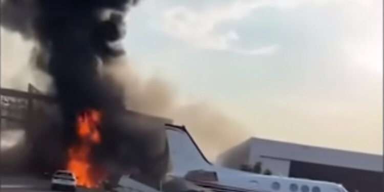 Avião bateu no chão antes de explodir e deixar 2 mortos.