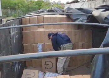 PRF apreende 165 mil maços de cigarros contrabandeados em carreta na BR-101, em Igarassu.