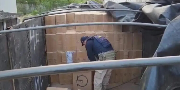 PRF apreende 165 mil maços de cigarros contrabandeados em carreta na BR-101, em Igarassu.