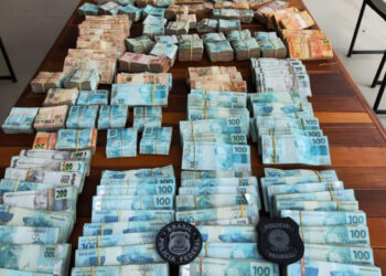 PF e Receita Federal desarticulam esquema de doleiros suspeitos de movimentar bilhões de forma fraudulenta.