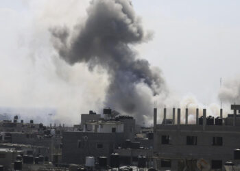 Embaixador da Palestina critica priorização de cidadãos de países ricos na lista de autorizações de saída.