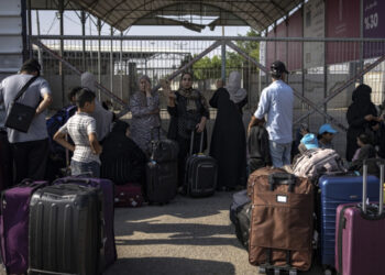 Palestinos esperando para cruzar para o Egito em Rafah, Faixa de Gaza, na quarta-feira, 1º de novembro de 2023.