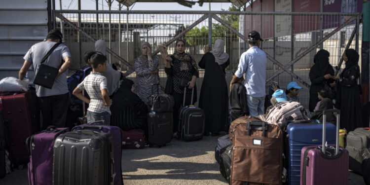 Palestinos esperando para cruzar para o Egito em Rafah, Faixa de Gaza, na quarta-feira, 1º de novembro de 2023.