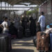 Palestinos esperando para cruzar para o Egito em Rafah, Faixa de Gaza, na quarta-feira, 1º de novembro de 2023.