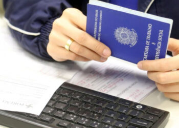 Presidente veta prorrogação da desoneração da folha de pagamentos e gera debate sobre impactos econômicos.