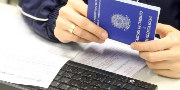 Presidente veta prorrogação da desoneração da folha de pagamentos e gera debate sobre impactos econômicos.