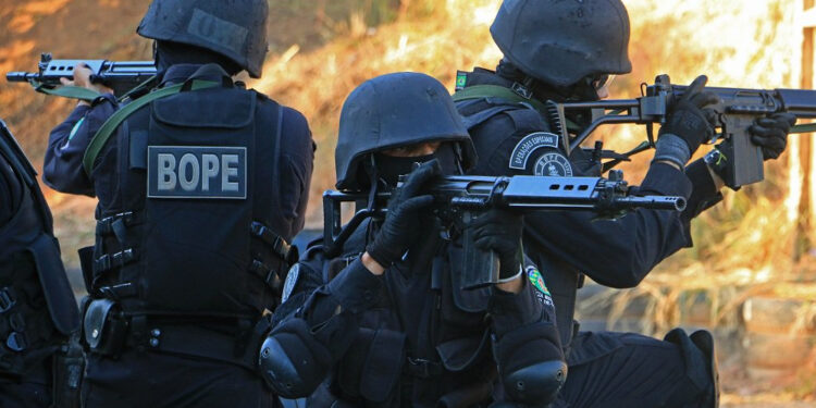 Policiais presos por invasão e mortes em Recife já foram investigados por violência policial em casos anteriores.