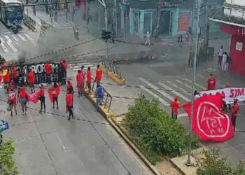 Protesto por moradia popular fecha Avenida Conde da Boa Vista no Recife.