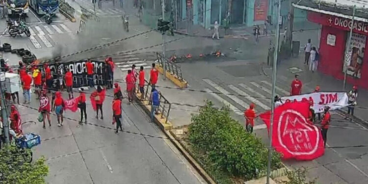Protesto por moradia popular fecha Avenida Conde da Boa Vista no Recife.
